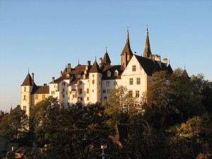 1280px-Château_de_Neuchâtel_en_automne