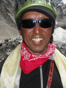 Nou record pe Everest. Celebrul alpinist nepalez Apa Sherpa ( sau american de origine nepaleza, deoarece in prezent este stabilit in SUA ), in varsta de 51 de ani, a […]