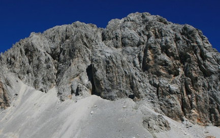 O stire aparuta recent in presa noastra mi-a atras atentia. Se relata ca austriecii pun in vanzare doi munti. Stirea fiind cam seaca mi-am propus sa o clarific nitel. Ce [&hellip;]