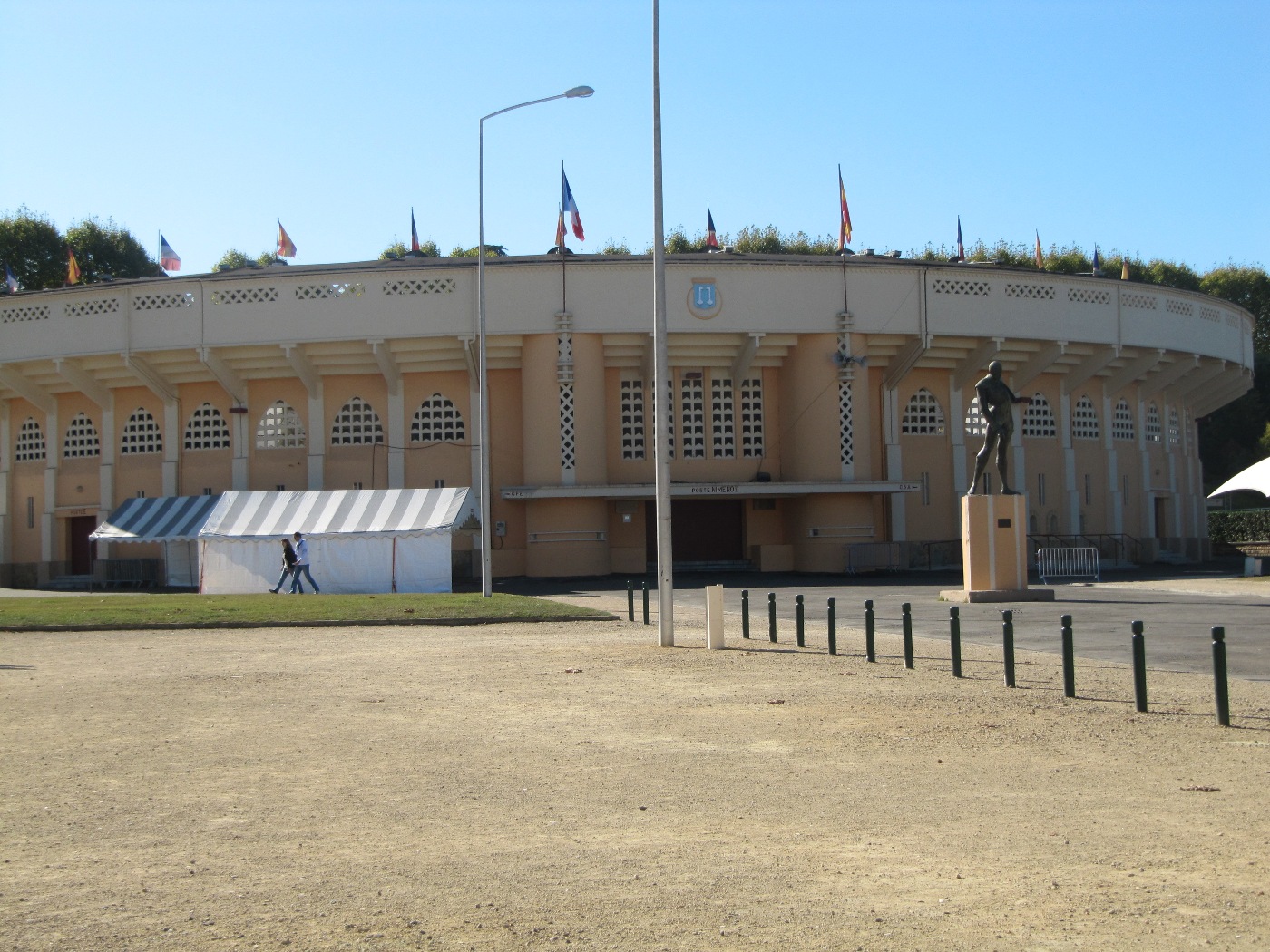 MONT DE MARSAN 14 OCTOMBRIE La vreo ora de Bordeaux se afla un orasel interesant pe numele sau Mont de Marsan. Nu stiu de unde ramasesem cu impresia ca in […]