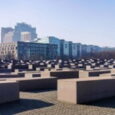 Memorialul Holocaustului de la Berlin PRO MEMORIA.Memorialul Holocaustului de la Berlin La Berlin , pe 10 mai 2005, anul împlinirii a 60 de ani de la sfârsitul celui de-al Doilea Razboi Mondial, […]